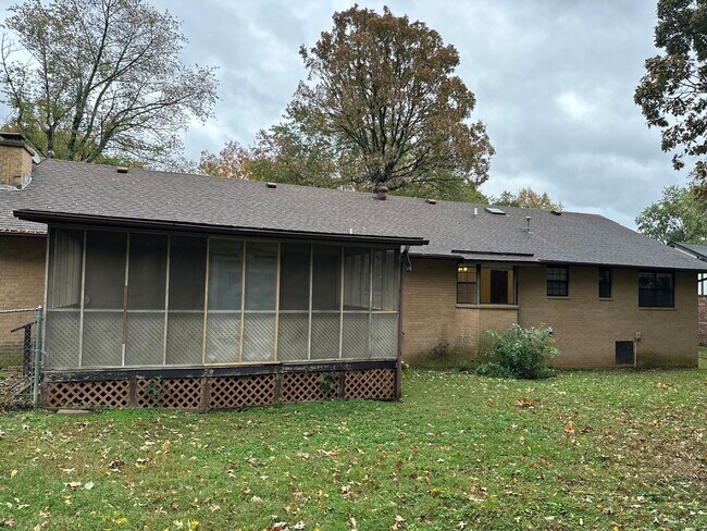 Building Photo - Available 7/1!  Spacious 3 Bedroom, 2 Full Bathroom Rogers Home in Quiet Neighborhood