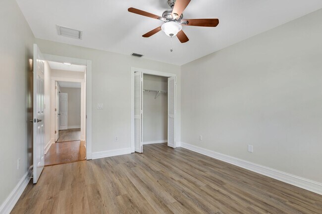 Building Photo - ** GOLDEN GATE CITY ** 3 BED + DEN / 2 BAT...