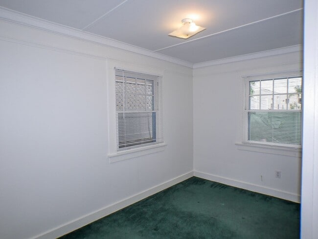 Building Photo - Historical Cottage!