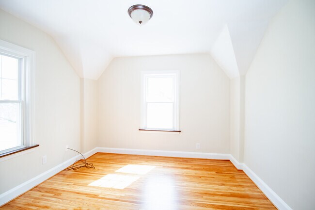 Building Photo - 2032 Glencove Dr