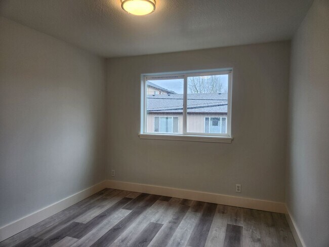 Building Photo - 3 Bedroom Campus Duplex!