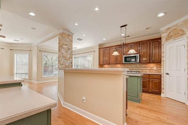 Building Photo - 11 Gabled Pines Pl