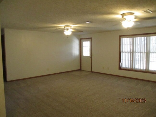 Building Photo - Spacious 6-Bedroom Home in a Prime Location – Room to Live, Work & Relax!