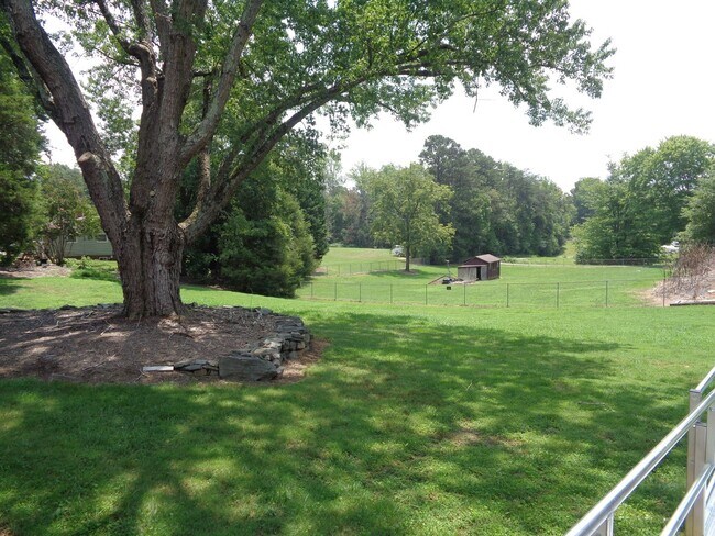 Building Photo - Lots of Space-Big Yard