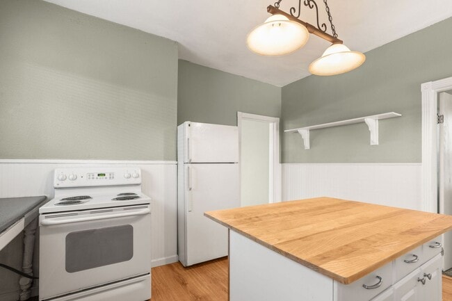 Building Photo - Spacious 3 bedroom, 1 Bath House in Inner SE Portland - Everything Right at Your Doorstep!