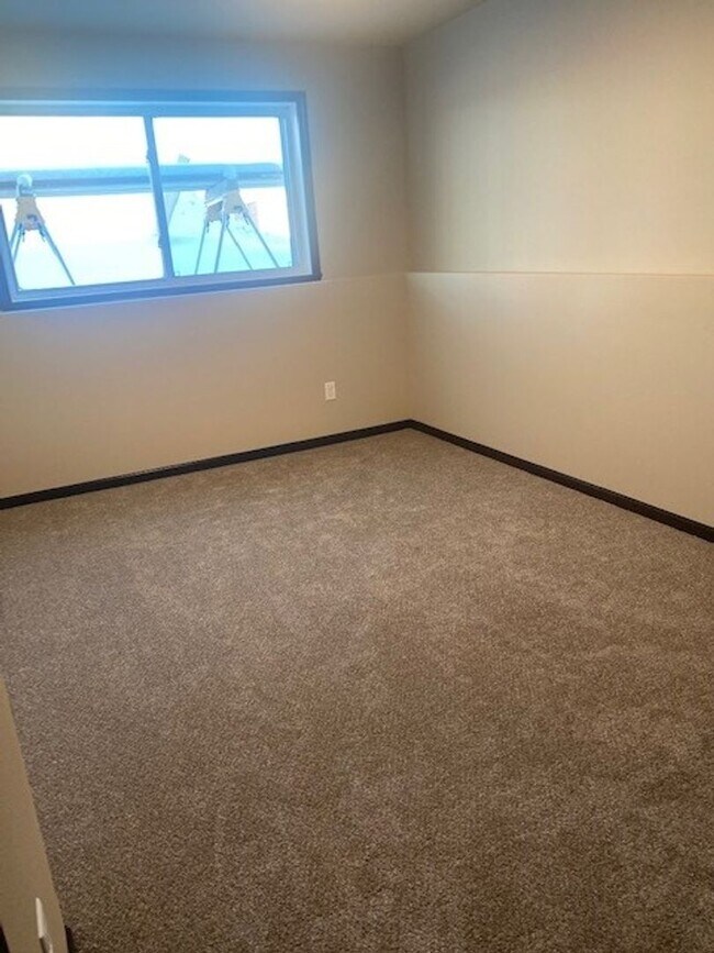 Building Photo - Modern 3 Bedroom Home with Garage & Fenced Yard for Rent!