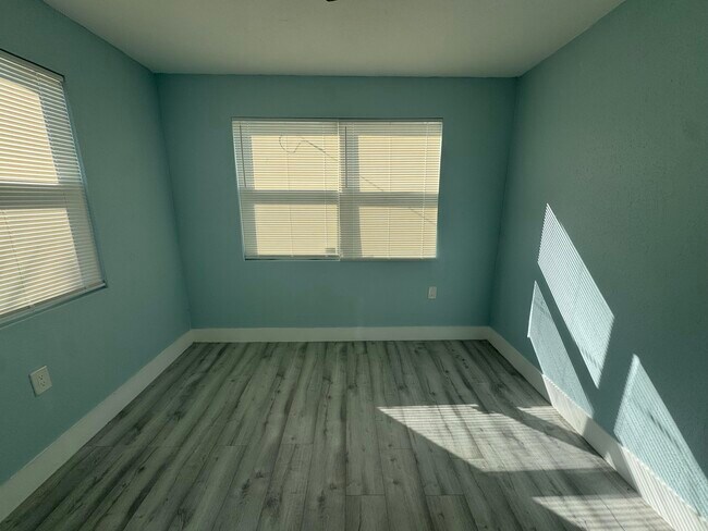 Building Photo - 518 49th St