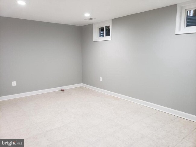 Building Photo - 2510 S Walter Reed Dr