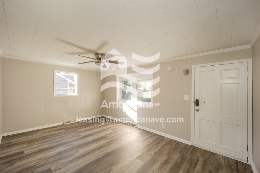 Building Photo - 206 E Crovat St