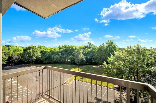 Building Photo - Lovely Two Bed Two Full Bath Condo in Fort...