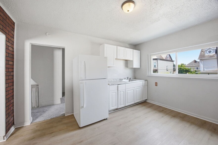 Building Photo - 3032 Merwyn Ave