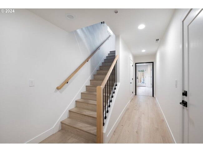 Building Photo - 617 SW Lobelia St