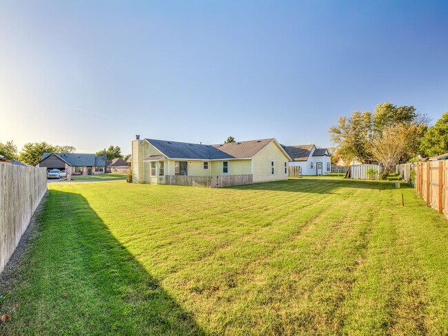 Building Photo - Charming home