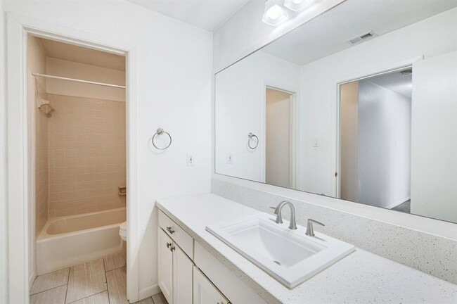 Building Photo - 4407 Jessamine Hollow