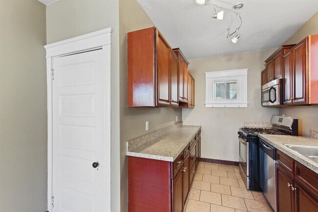 Building Photo - Spacious Single Family Home In York City!
