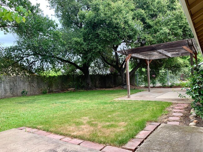 Building Photo - 3 bed 2 bath 2 car garage with mature trees