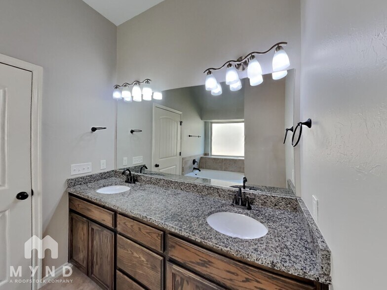 Building Photo - 3204 Valley Hollow