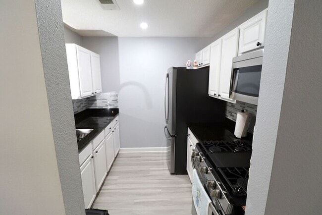 Building Photo - Newly renovated first floor condo! 2 bedrooms