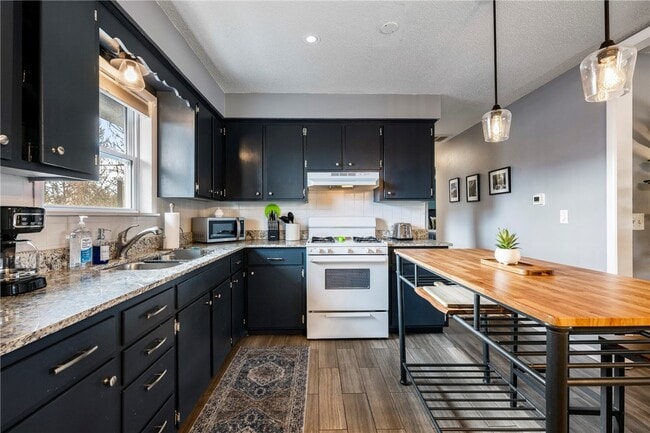 Building Photo - 110 SE 13th St