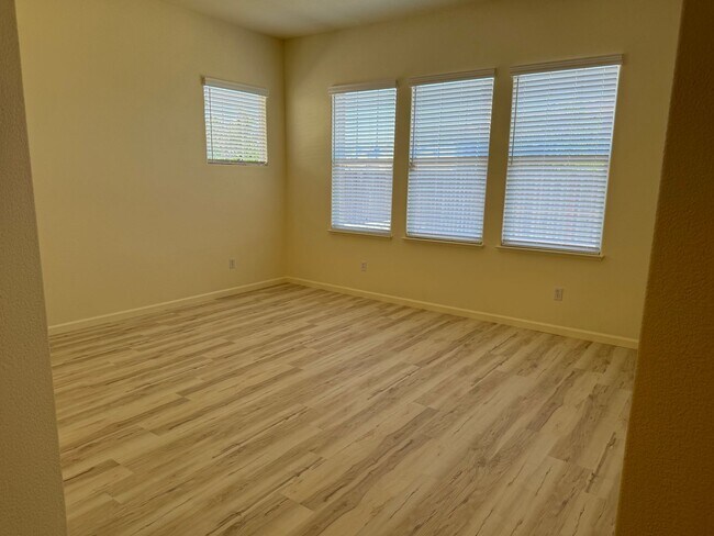 Building Photo - 877 Emerald Hills Cir