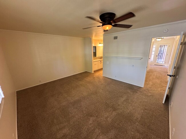 Building Photo - Remodeled County Square Villa Townhome- Fe...