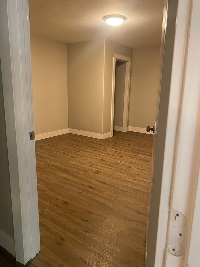 Building Photo - Victor Basement apartment