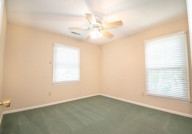 Building Photo - 207 Essex Dr