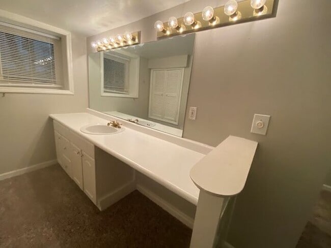 Building Photo - Charming 2-Bedroom Apartment in the Heart ...