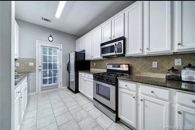 Building Photo - Townhome