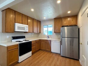 Building Photo - Fremont Home with Central A/C, Vinyl Plank...