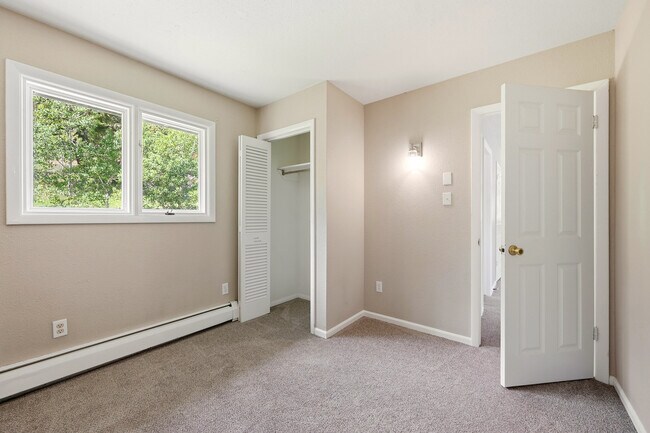 Building Photo - 836 Sleepy Hollow Dr