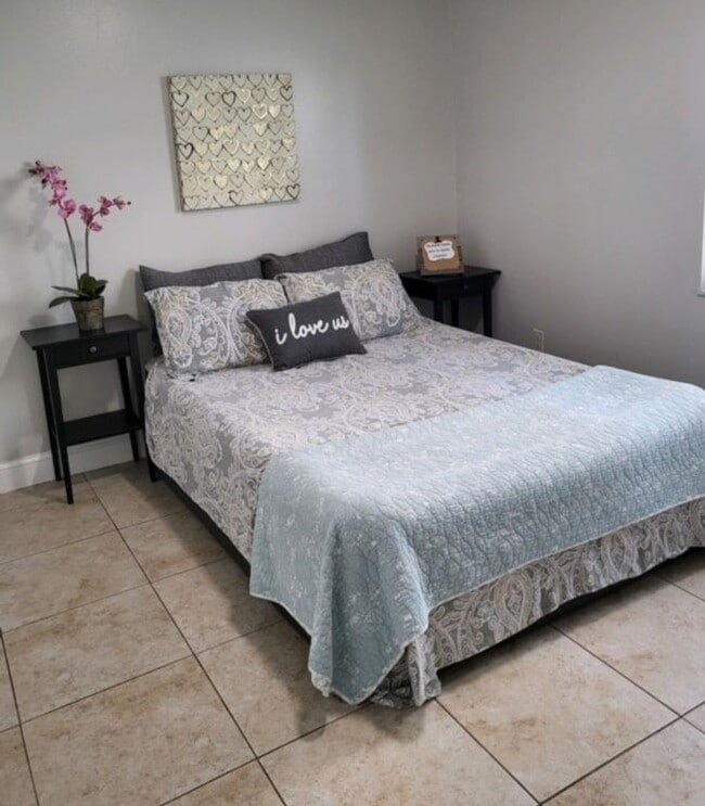 Building Photo - 2/1 Close to Downtown Tampa and University...