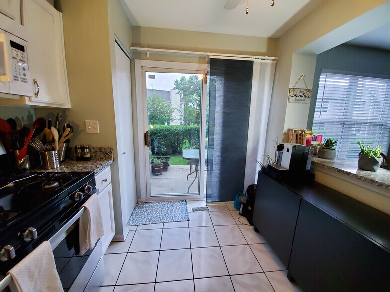 Kitchen out to patio - 344 S Lancelot Ln
