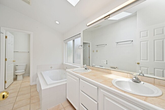 Building Photo - 3-Story Greenlake Home - Private Yard and ...