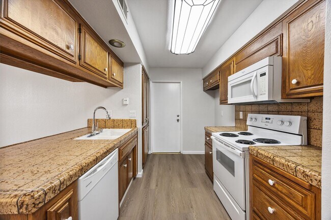 Building Photo - Beautiful 2-Bedroom Condo in Bakersfield, CA