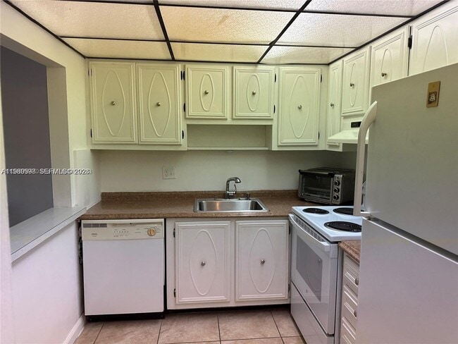 Building Photo - 253 S Cypress Rd