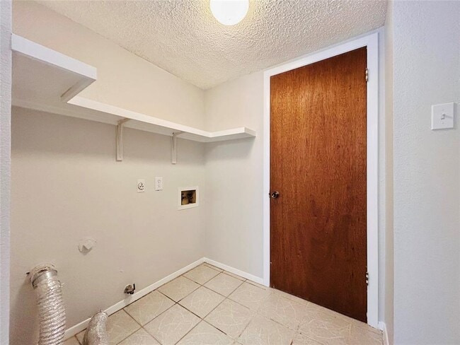 Building Photo - 7001 Winedale Dr