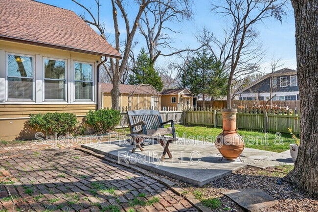 Building Photo - 212 N Grand Ave