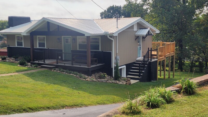 Building Photo - 1704 S Forest Dr