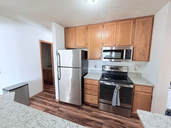 Building Photo - Spacious 2-Bedroom, 2.5 Bathroom, Tri-Level Townhome & Private Deck in Apple Valley!