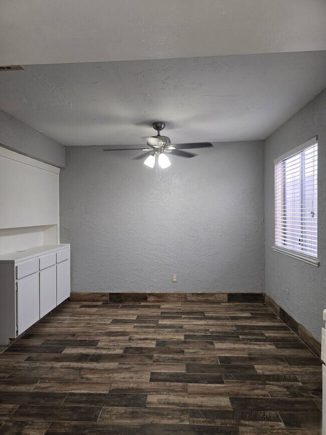 Building Photo - Spacious 2BD/2BTH with Private 2 Car Garage! (Ground Floor)