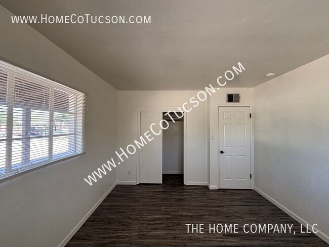 Building Photo - 833 W Jacinto St