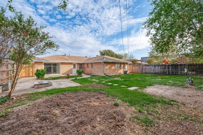 Building Photo - 4923 Poinciana Dr