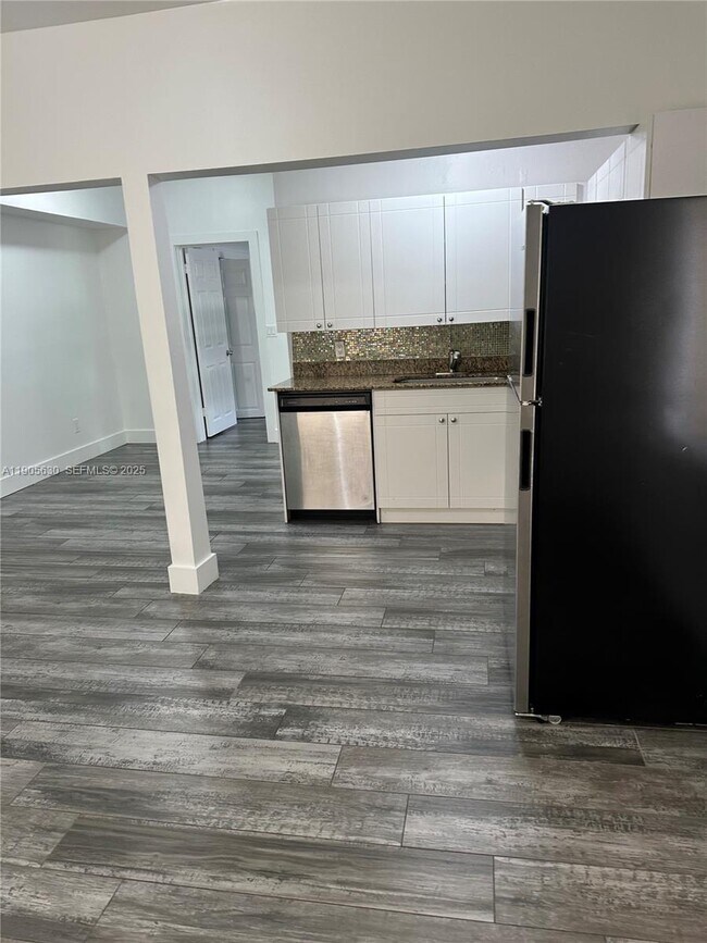 Building Photo - 2500 NE 192 St