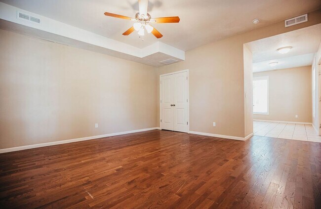 Building Photo - 512 S Main Ave