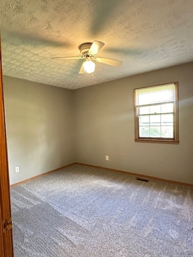 Building Photo - Walnut Grove House 3 Bedroom 1 Bath + covered car port!