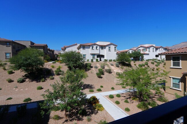 Building Photo - Newer, Fabulous town home in the heart of ...