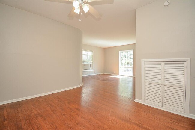 Building Photo - 2718 Wroxton Rd