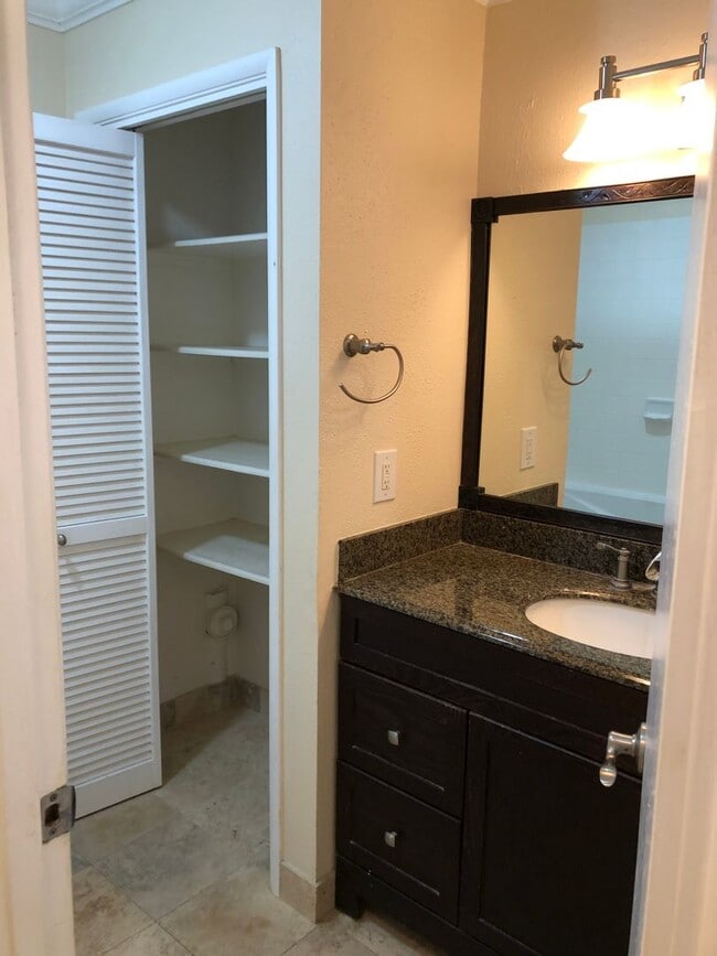 Building Photo - HOKUKANI 2/2/1 ON THE 1ST FLOOR,  LOCATED IN THE HEART OF KAILUA