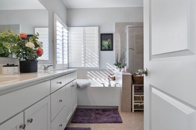 Building Photo - Gorgeous 5 Bed 3 Bath Home in North Loveland!